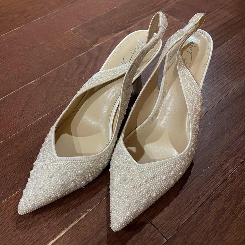 Betsey Johnson Clark Ivory pearl heels
